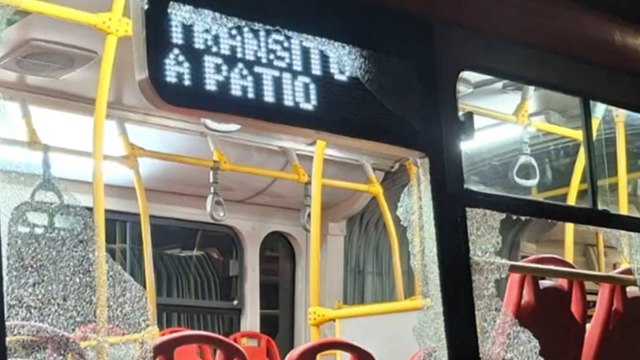 VIDEO | Habitante en condición de calle rompió los vidrios de un Transmilenio luego que no le dieran dinero