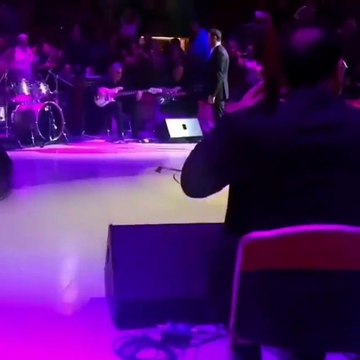 اضغط لمشاهدة الفيديو: كاظم الساهر ينقذ معجبة أرادت احتضانه على المسرح!