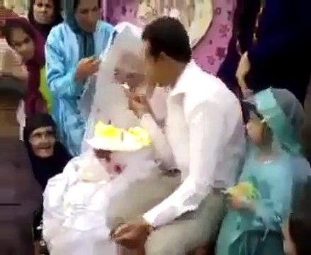 اضغط لمشاهدة الفيديو: عريس يضرب عروسه بعنف يوم زفافهما!