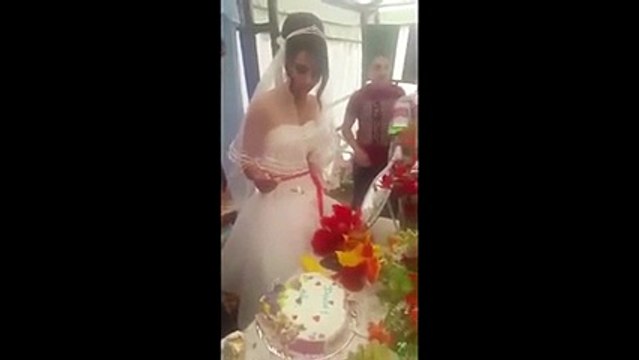 اضغط لمشاهدة الفيديو: عريس يضرب عروسه أمام الحضور!