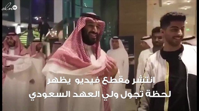 محمد بن سلمان يتجول بمركز تجاري بالإمارات ويلتقط سيلفي