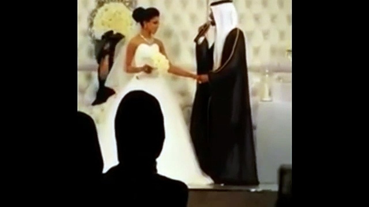 اضغط لمشاهدة الفيديو: عريس كويتي يغني لعروسته ليلة زفافهما