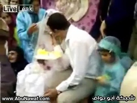 في حدث صادم... عريس يضرب عروسه في حفل الزفاف أمام الجميع