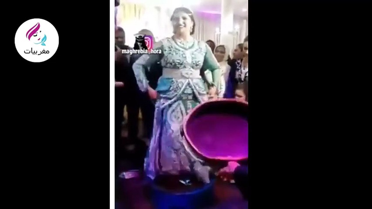 اضغط لمشاهدة الفيديو: عروس مغربية تؤدي رقصة شعبية يوم زفافها