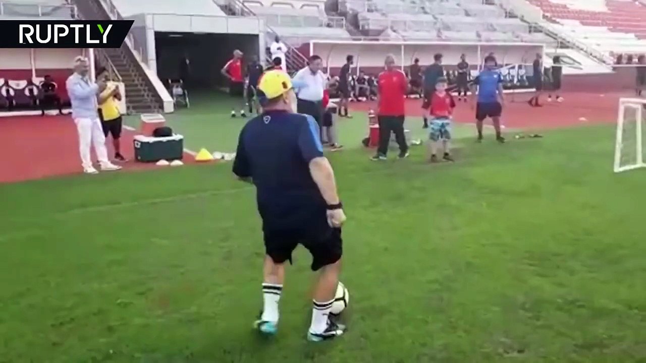بالفيديو: مارادونا يحقق حلم طفل من ذوي الاحتياجات الخاصة
