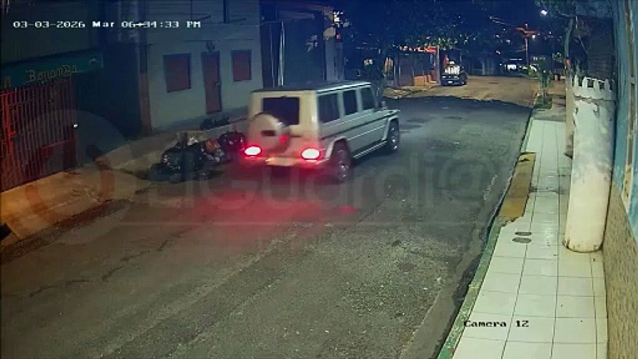 Hombre tira a niña a basurero
