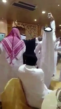 اضغط لمشاهدة الفيديو: عريس سعودي يُشعل حفل زفافه بوصلة رقص شرقي!