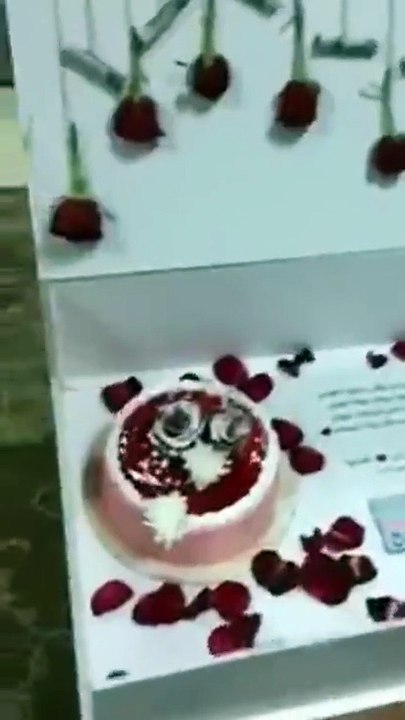 شاهد بالفيديو: زوجة تهدي زوجها هدية قيمة يوم زفافه بأخرى!