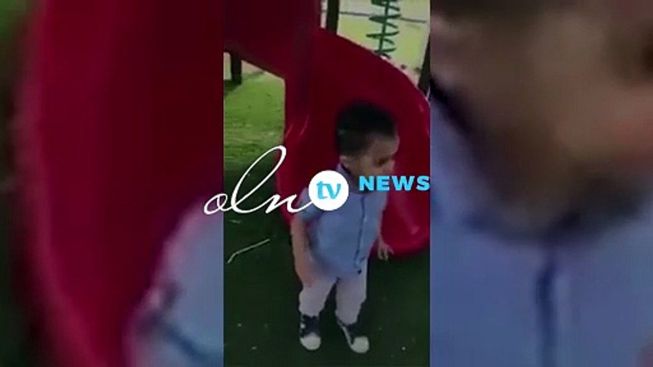 ردة فعل طفل يلهو عند سماعه الأذان