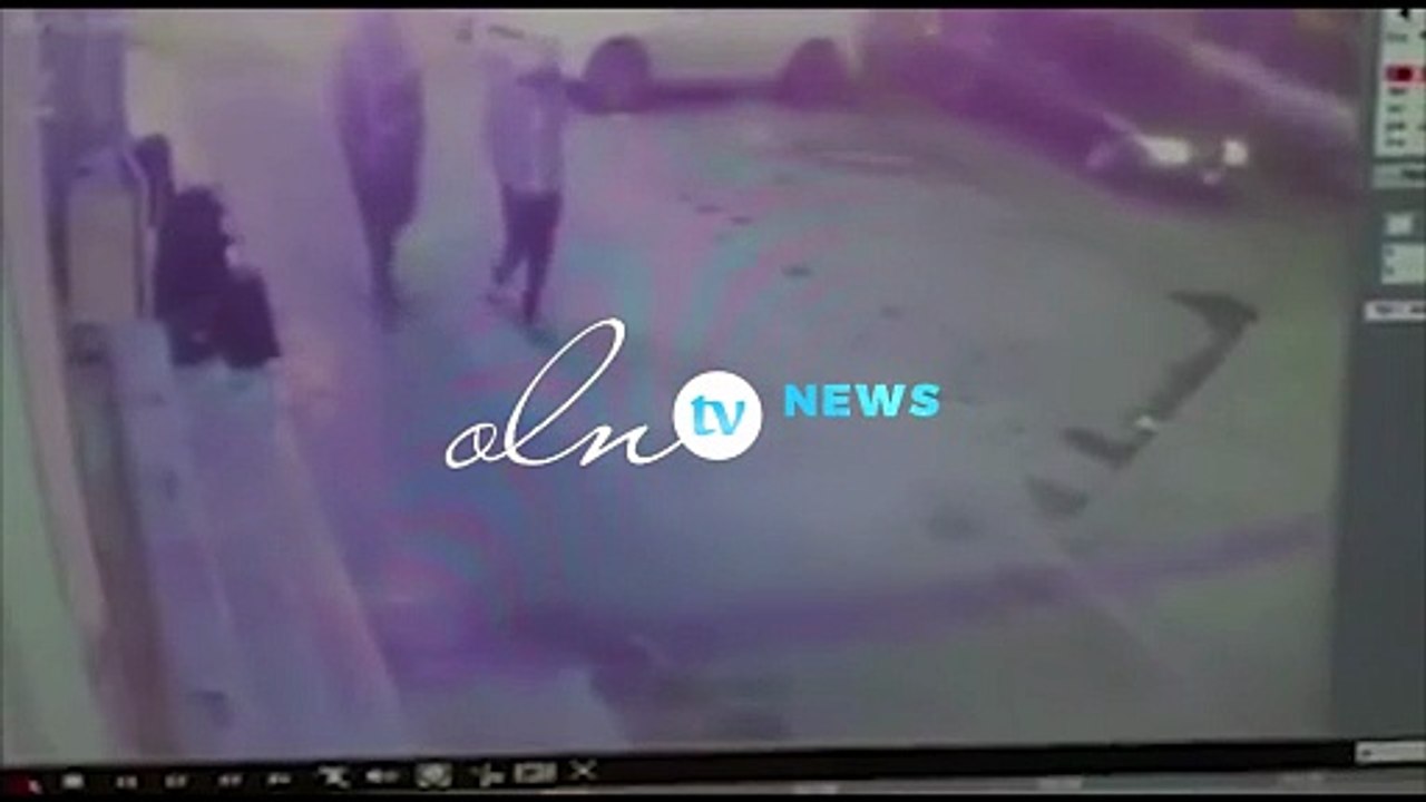 شاب يسرق جوال من يد فتاة أثناء انتظارها أمام أحد المحلات