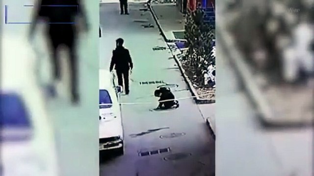 بالفيديو .. كاد يتسبب في كارثة بسبب الألعاب النارية
