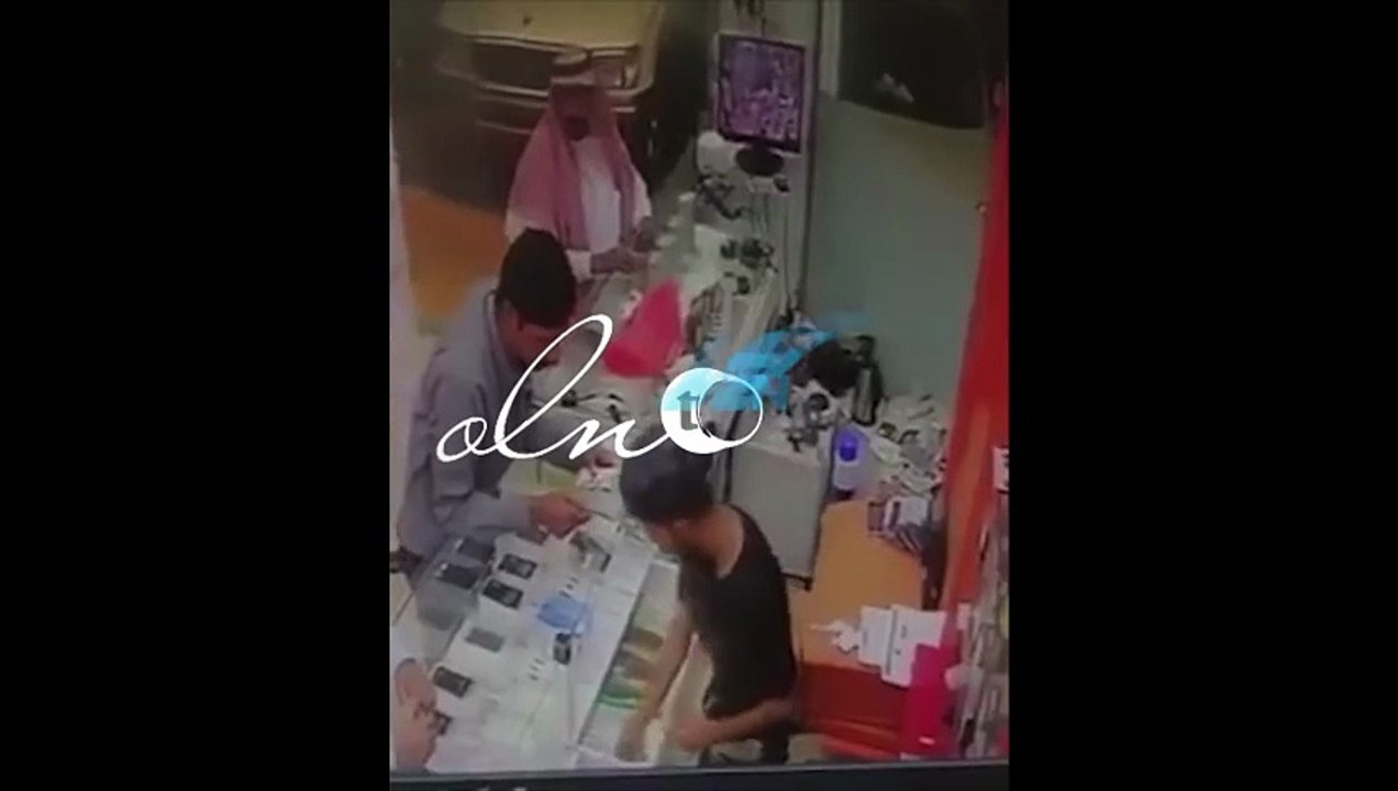 هكذا خدع محتال بائعاً بأحد محلات الجوالات في السعودية