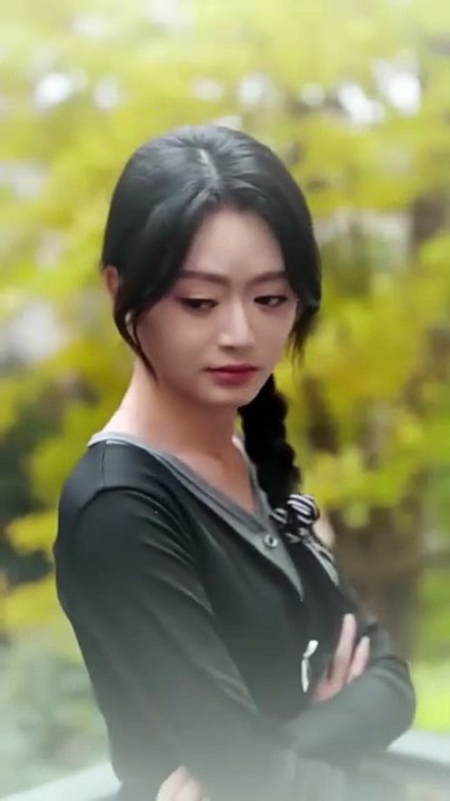 In the face of the arrogance and exclusion of the fake daughter of green tea, she put on a well-behaved mask to take a step forward to arouse her parents' guilt, and in the pretense of flattery, she stabilized the wealthy family and regained her own right