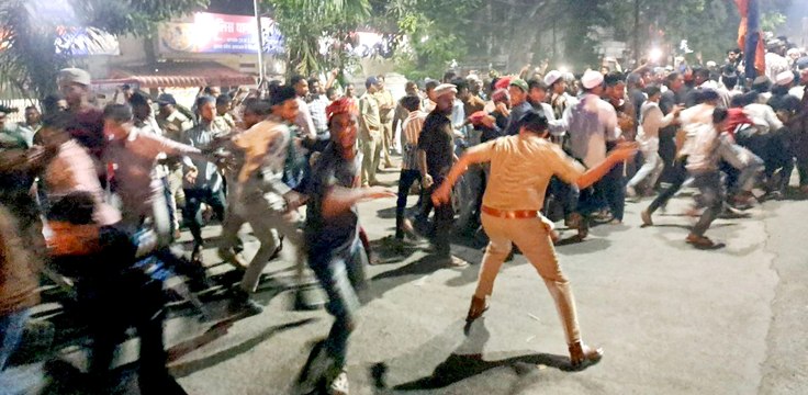 इंस्टाग्राम पोस्ट को लेकर मोघट थाने में हंगामा, सड़क पर भगदड़ मची, राह चलते लोगों से भी मारपीट, पुलिस ने किया लाठीचार्ज