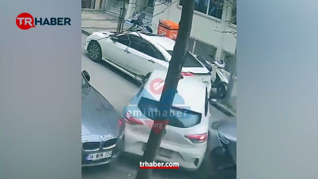 İstanbul Sultangazi'de ortalık karıştı! Bir anda iki araç birbirine girdi: Kazanın şokunu atlatmadan koşarak kaçtılar!