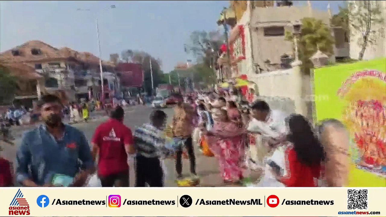 ആറ്റുകാൽ പൊങ്കാലയ്ക്ക് എത്തിയ ഭക്തർക്ക് വസ്ത്രങ്ങൾ വിതരണം ചെയ്ത് അന്ന കിറ്റെക്സ് ഗ്രൂപ്പ്