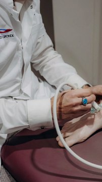 C'est un vieux dogme qui traîne chez mes pairs, selon lequel la kiné est soit interdite (?) soit ne sert à rien chez l'enfant, car déjà souple.L'enfant perd de la souplesse à l'adolescence, donc il faut savoir si on parle d'un enfant de 4 ans ou 12 ans