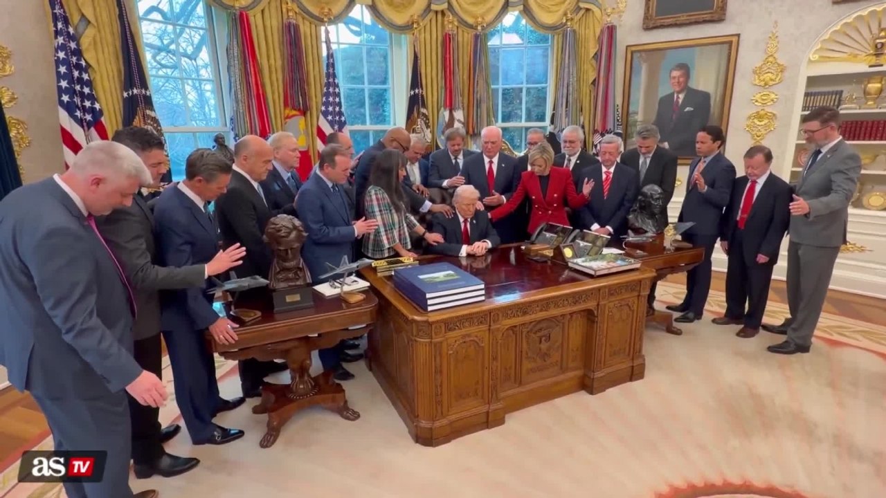 La preghiera con (e su) Trump nella Sala Ovale per la vittoria in guerra