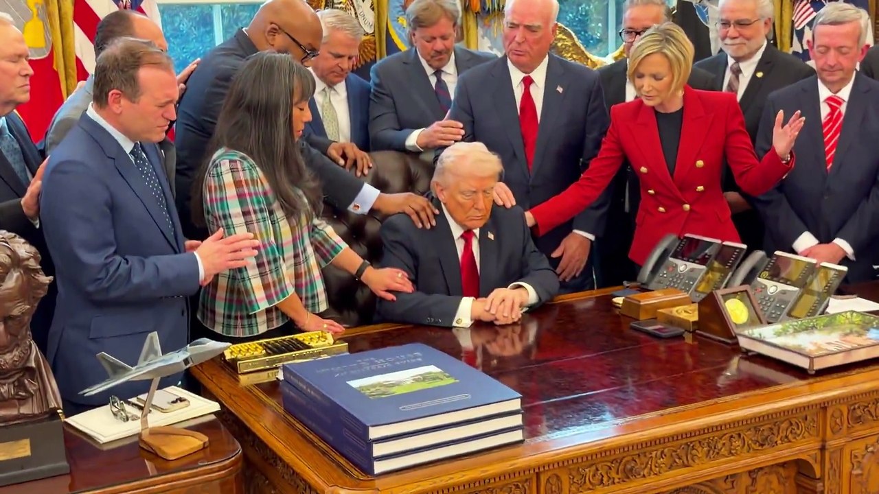 Trump, la preghiera alla Casa Bianca: il video virale