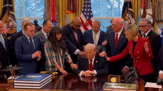 Líderes religiosos rezan una oración junto a Donald Trump pidiendo protección en la guerra con Irán