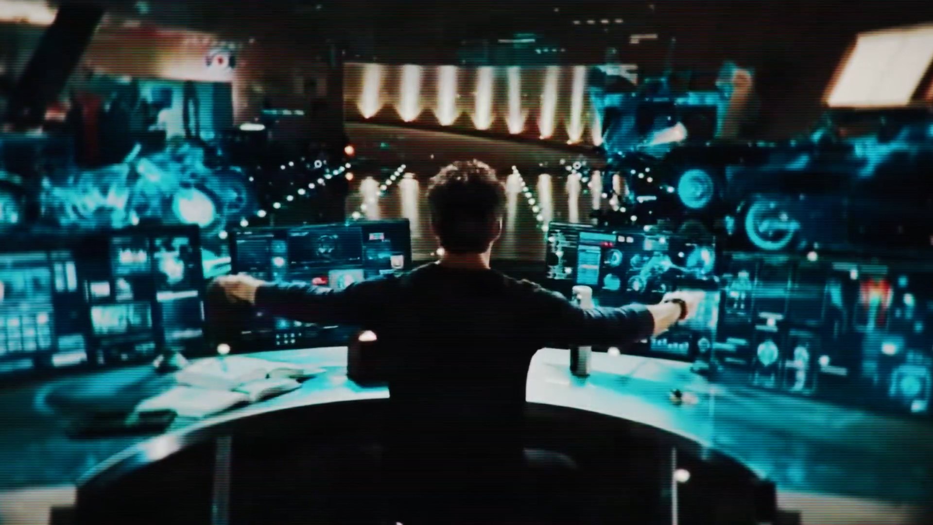 La guerra en Oriente Medio ha alcanzado una dimensi�n comunicativa sin precedentes que mezcla la crudeza de los ataques militares con la est�tica de la cultura popular. Este jueves, la administraci�n de Donald Trump ha vuelto a generar una intensa pol�mica internacional tras publicar un v�deo oficial en el que utiliza al c�lebre personaje de dibujos animados Bob Esponja para promocionar y celebrar los recientes bombardeos estadounidenses sobre objetivos iran�es.
El v�deo en cuesti�n, que tiene una duraci�n de apenas 14 segundos, ha dejado estupefactos a analistas y ciudadanos por igual. En el clip, se muestra al conocido personaje infantil disfrazado de superh�roe pronunciando la frase: "quieren verme hacerlo de nuevo". Acto seguido, la edici�n del v�deo enlaza estas palabras con im�genes reales de explosiones y ataques contra objetivos militares estrat�gicos alcanzados en las �ltimas horas por las fuerzas estadounidenses.
No es la primera vez que la Casa Blanca recurre a este tipo de estrategias de "gamificaci�n" de la guerra. Recientemente, el equipo de comunicaci�n de Trump ya hab�a utilizado animaciones del popular videojuego 'Call of Duty' con el mismo fin promocional. Estas t�cticas se suman a un historial de comunicaci�n en redes sociales muy cuestionado, donde el uso de la inteligencia artificial para mofarse de rivales pol�ticos ha sido una constante, incluyendo la reciente controversia por un v�deo donde se mostraba al expresidente Barack Obama caracterizado como un simio.
M�s all� de la controvertida est�tica de la Casa Blanca, los datos sobre el terreno indican un cambio dr�stico en la balanza del conflicto. El Comando Central del Ej�rcito de Estados Unidos (CENTCOM) ha informado, en una conferencia de prensa celebrada en Miami, que la capacidad ofensiva de Ir�n ha sufrido un golpe demoledor.
Seg�n los datos facilitados por el almirante Brad Cooper, jefe del Comando Central, y el secretario de Guerra, Pete Hegseth, los ataques de represalia por parte de Teher�n se han reducido de forma dr�stica en las �ltimas 24 horas.