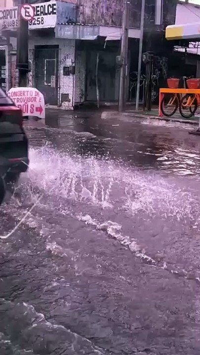Avenida José Bastos fica alagada após chuvas