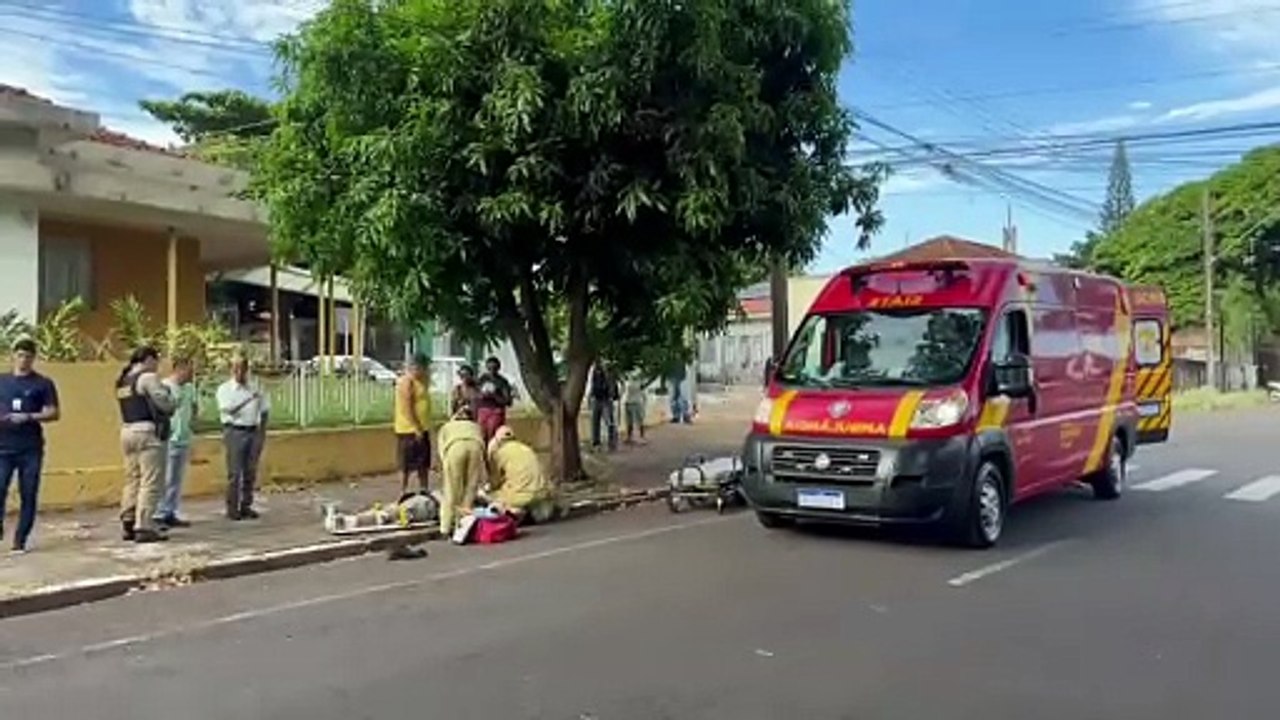 Motociclista é atingido por automóvel e lançado contra poste nas proximidades da Catedral de Umuarama