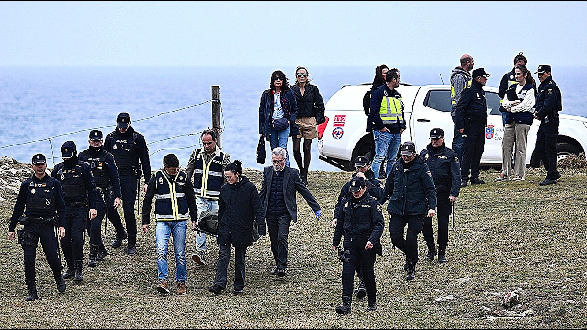 La ciudad de Santander se enfrenta a una de sus jornadas m�s amargas tras confirmarse que la cat�strofe de la pasarela de El Bocal, que ha segado la vida de seis j�venes, pudo haberse evitado. La alcaldesa de la capital c�ntabra, Gema Igual, ha comparecido este viernes en una rueda de prensa de urgencia para reconocer un fallo cr�tico en la cadena de seguridad municipal: la Polic�a Local recibi� un aviso sobre el mal estado de la estructura el d�a anterior al accidente, pero no tom� ninguna medida preventiva.
La cronolog�a de los hechos revela una cadena de errores humanos que ha dejado una profunda herida en la comunidad. Seg�n los informes t�cnicos, un vecino alert� al servicio de emergencias 112 el pasado lunes, advirtiendo de que el puente de madera estaba visiblemente deteriorado y supon�a un peligro real de ca�da para los transe�ntes. A pesar de que la gestora de sala del Centro de Atenci�n a Emergencias dio el aviso inmediato a la Polic�a Local, la patrulla o el agente responsable de procesar la incidencia no actu�.
La alcaldesa ha sido implacable al valorar la gesti�n del informe interno. "No se hizo lo correcto", sentenci� Igual ante los medios. La investigaci�n ha determinado que el agente que atendi� el aviso no solo ignor� la gravedad de la situaci�n, sino que tampoco realiz� las gestiones m�nimas de verificaci�n que marca el protocolo.
La respuesta institucional no se ha hecho esperar. El consistorio santanderino ha anunciado medidas disciplinarias contundentes contra el funcionario implicado. "La cadena de respuesta de un agente de la Polic�a Local no funcion� como deb�a, ha fallado, ya que no advirti� del riesgo grave o inminente. No hizo la incidencia y manifest� que, en ese momento, no se dispon�a de equipos. Pero se ha constatado que no se puso en contacto con ning�n equipo para verificarlo", detall� la regidora.
Este error de coordinaci�n contrasta con actuaciones exitosas en el pasado reciente, como el incidente en el puente de La Maruca. La propia alcaldesa record� que "El 29 de julio 2024, se recibi� una llamada alertando de que el puente de La Maruca se hab�a hundido y hab�a riesgo. En esa ocasi�n, un equipo puso una cinta para precintarlo". Por todo ello, fue tajante al afirmar: "Debemos asumir este fallo y vamos a incoar un expediente sancionador sobre el agente de la Polic�a Local".
Mientras se depuran responsabilidades, el dolor por la p�rdida de los seis estudiantes del Centro Integrado de Formaci�n Profesional (CIFP) La Granja de Heras inunda la regi�n. Tras dos d�as de intensos trabajos de rescate, las autoridades localizaron el cuerpo de Elena Sirbu, la joven que permanec�a desaparecida en el mar. De los siete integrantes del grupo que realizaba la ruta, solo una estudiante ha logrado sobrevivir al impacto y se recupera actualmente en la UCI del Hospital Marqu�s de Valdecilla.