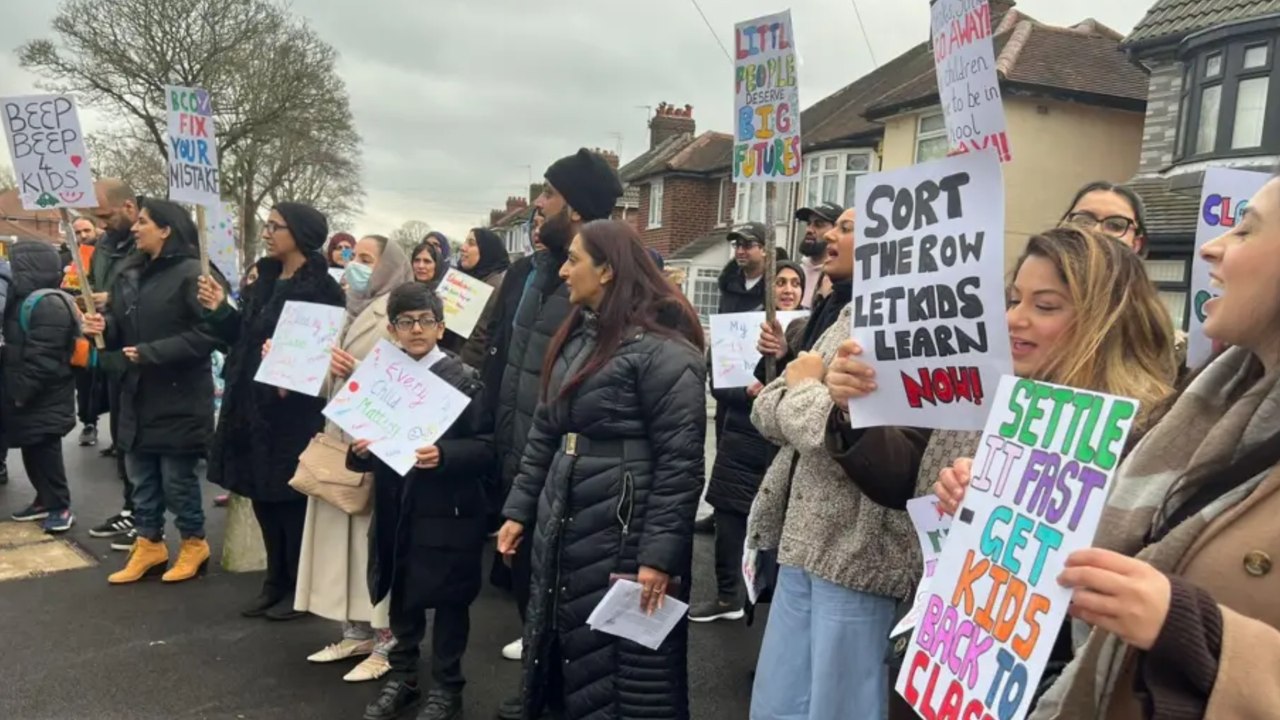 Birmingham Colebourne Primary strike sees parents join teachers on picket line