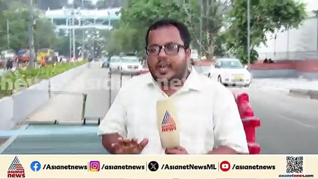 കൊച്ചി കലൂർ സ്റ്റേഡിയത്തിൽ അപകടം; സ്റ്റേഡിയത്തിന് മുന്നിലെ ഗേറ്റ് തകർന്ന് വീണു
