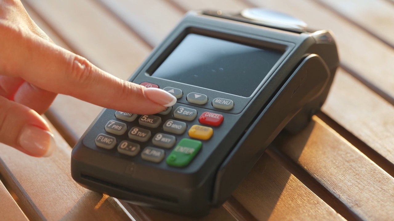 More High Street Shops Move to Card-Only Payments, Research Suggests