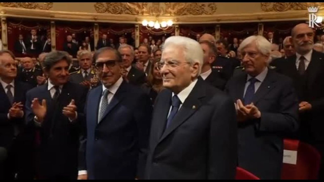 Standing ovation per Mattarella alla Scala per...
