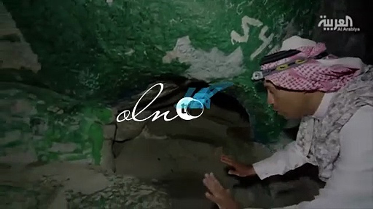 الباحث عيد اليحيى يستكشف غار “ثور” من الداخل