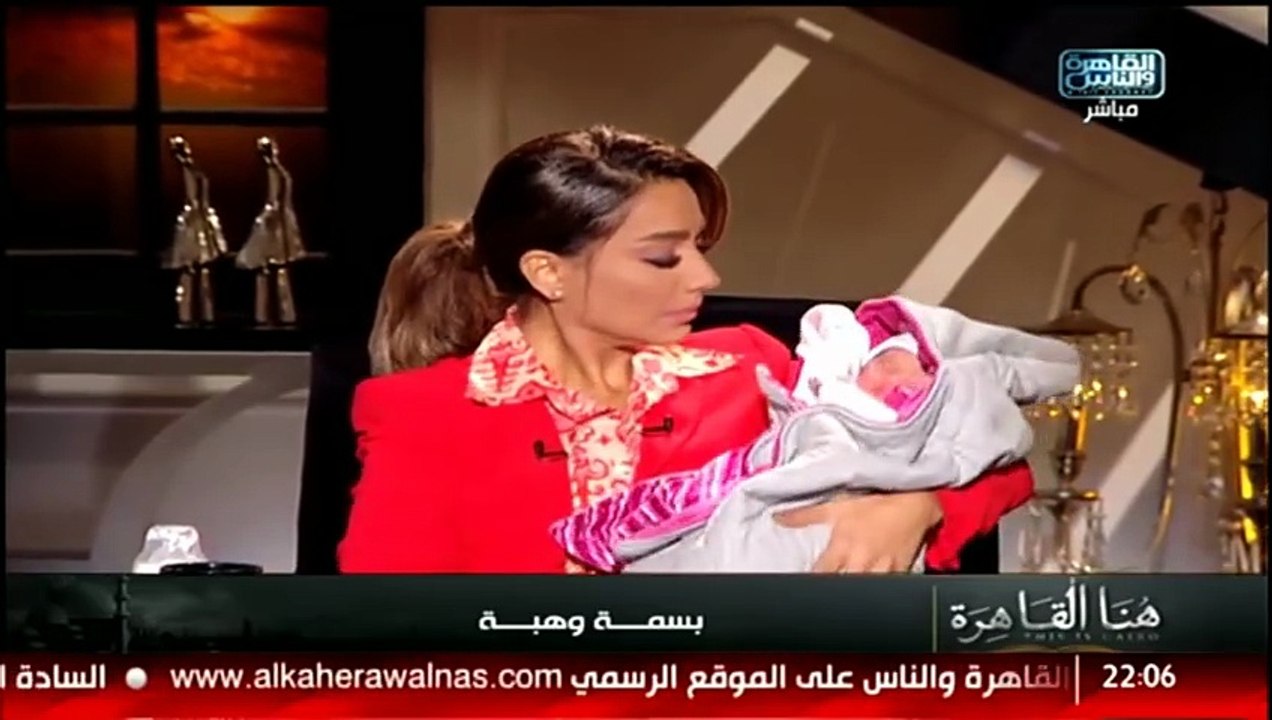 إعلامية مصرية تصدم المجتمع حاملة هذا الطفل .. فيديو