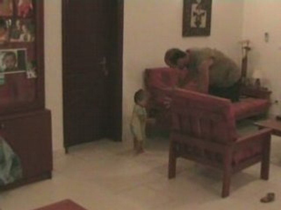 Eliot loup papa rigole