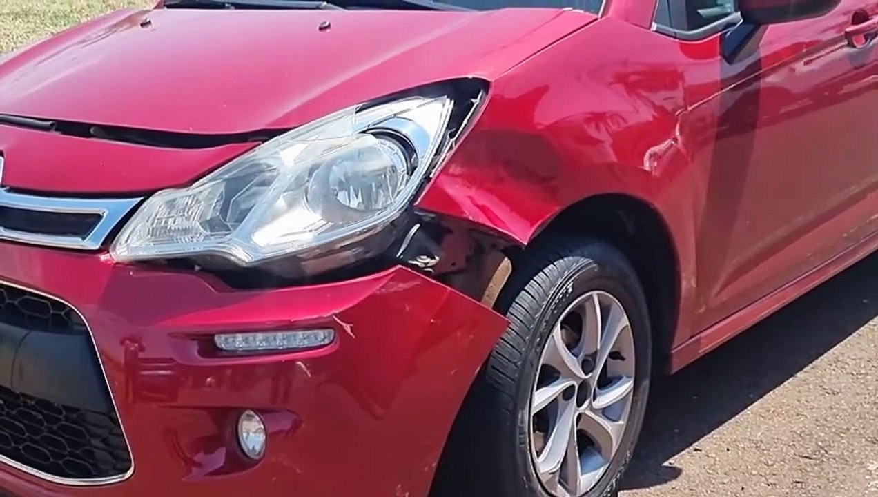 Acidente entre carro e moto deixa jovem ferido na Avenida Brasil