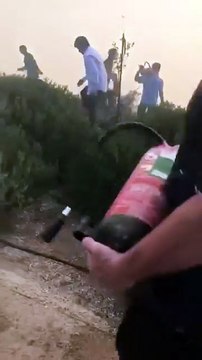 بالفيديو .. العاهل الأردني يشارك في إطفاء حريق بجانب قوات الدفاع المدني