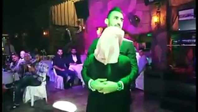 عريس يقوم بهذا الأمر في حفل زفافه ويفاجئ الجميع .. فيديو