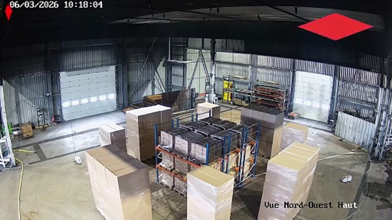 Une campagne d’essai d’extinction de feux de batteries de vélos électrique menée à la demande de France Assureurs, ce vendredi 6 mars 2026, à Vernon (Eure).