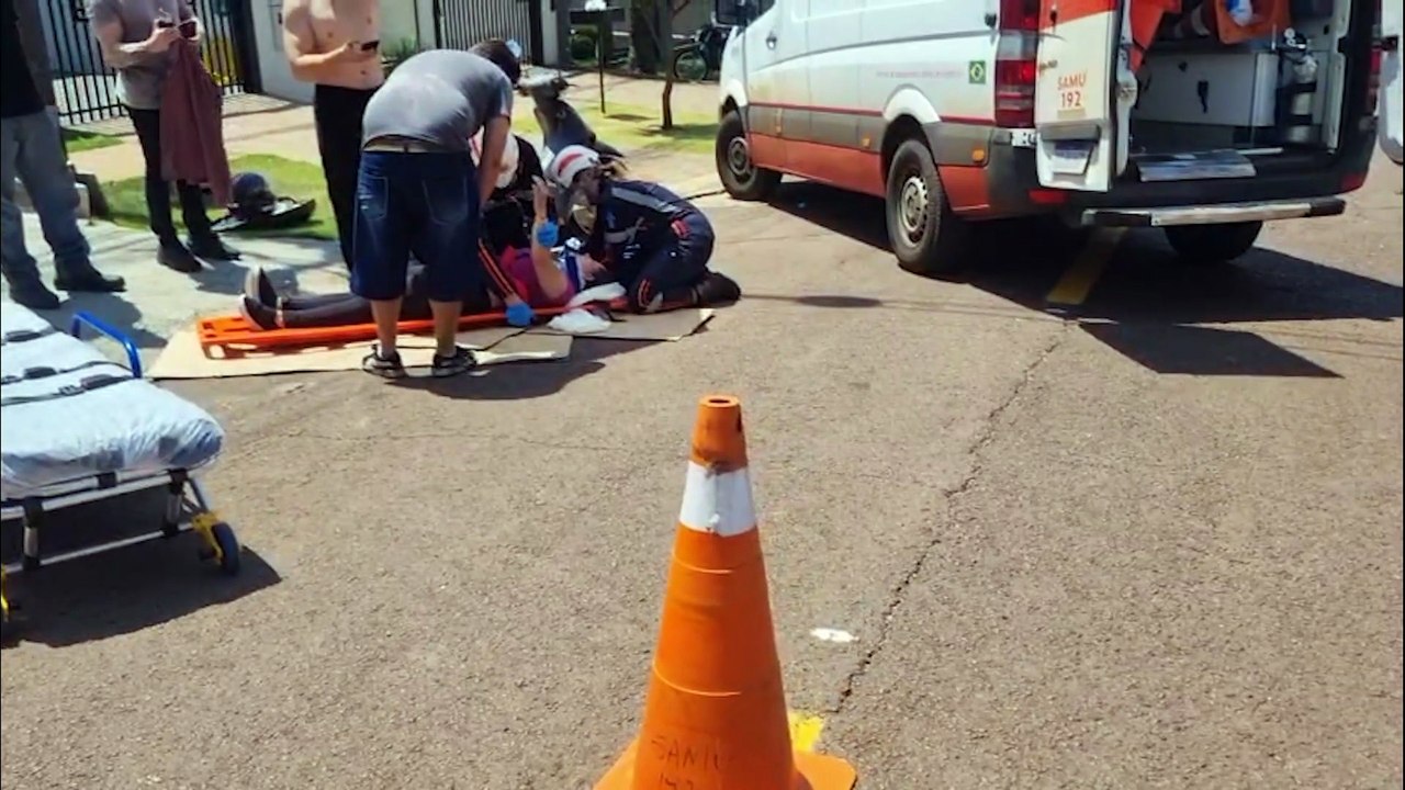 Condutora de Honda Biz fica ferida após colisão com Polo na Rua Alcir da Motta