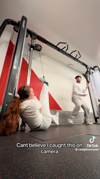 Esta chica se hace viral tras este accidente en el gimnasio que lleva 4M de visitas