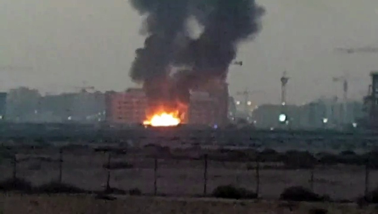 حريق في قرية النخيل يلتهم 10 كرفانات .. فيديو
