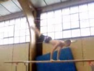 USH GYM - Kevin aux barres parallèles mouvment libre