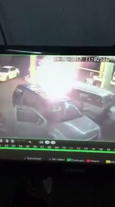 شاهد شجاعة أحد عمال محطة وقود أثناء اشتعال النيران