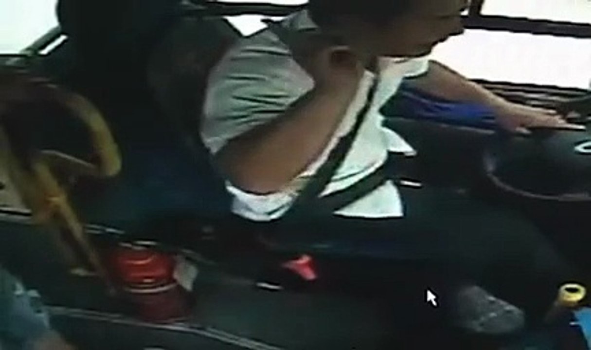 بالفيديو .. الاعتداء على سائق حافلة لهذا السبب الغريب