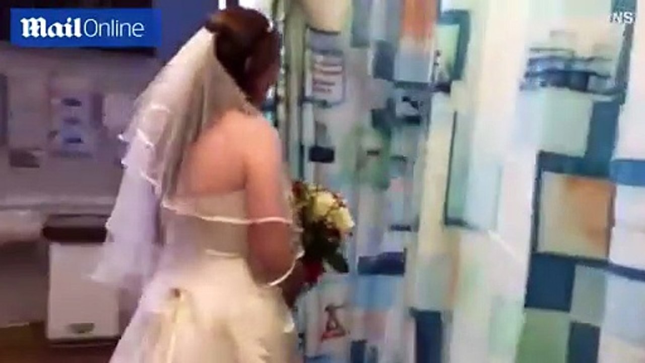 فيديو مؤثر .. عروس تزور شقيقتها بفستان الفرح في المستشفى