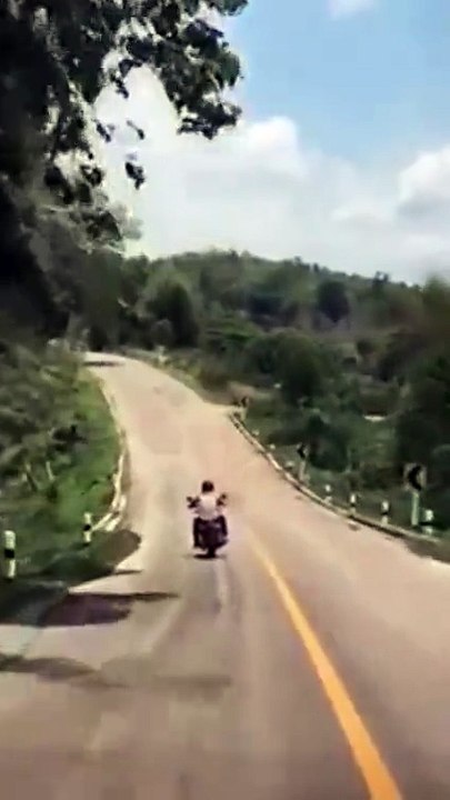 فيديو مثير .. سائق دراجة بخارية يتفادى هجوم كوبرا