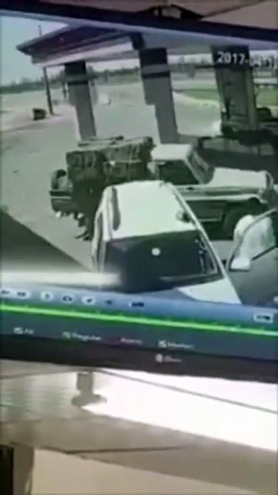 كاد أن يتسبب في انفجار محطة وقود .. فيديو
