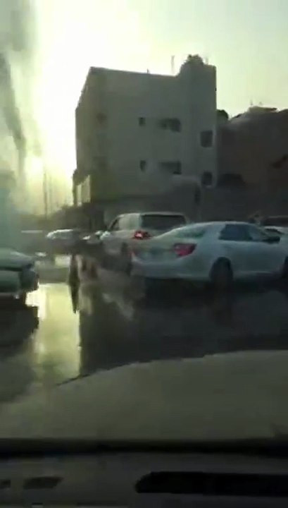 بالفيديو .. ماسورة مياه منفجرة في الرياض تتحول إلى نافورة