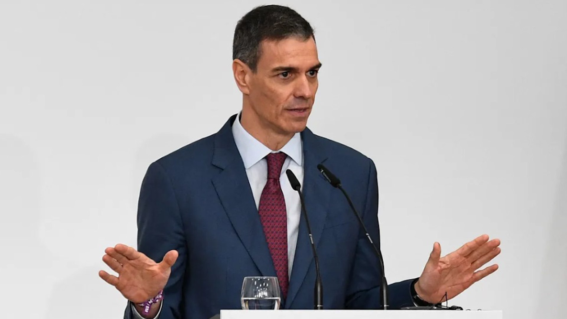 El presidente del Gobierno, Pedro S�nchez, tiene previsto comparecer en el Congreso, en principio, a finales del mes de marzo para informar, entre otros asuntos, sobre la posici�n del Ejecutivo ante el conflicto de Oriente Pr�ximo y las decisiones adoptadas en el �mbito de la pol�tica exterior y de defensa. Sin embargo, el jefe del Ejecutivo no contempla someter a votaci�n el env�o de la fragata Crist�bal Col�n, uno de los barcos de guerra m�s modernos de la Armada espa�ola, a Chipre. El despliegue pretende reforzar ese flanco oriental de Europa ante la posibilidad de ataques o tensiones derivadas de Ir�n y de la situaci�n regional.
S�nchez defiende que esta decisi�n se ajusta al marco legal vigente. En concreto, se ampara en la Ley de Defensa Nacional y en el argumento de que el buque no se incorpora a una misi�n militar nueva, sino que contin�a una operaci�n ya existente. Hasta ahora la fragata participaba en labores similares en el B�ltico, por lo que, seg�n el Ejecutivo, �nicamente cambia la zona de despliegue.
"Si nosotros defendemos la legalidad internacional, y esa es nuestra tranquilidad, en todos y cada uno de los conflictos que asolan el mundo, ajustamos nuestras decisiones a la legalidad nacional", ha expuesto S�nchez en una comparecencia conjunta ante los medios con Luis Montenegro, primer ministro de Portugal, tras la celebraci�n de una nueva cumbre bilateral entre ambos pa�ses. Para S�nchez, lo que ha sucedido es que La Moncloa ha tomado la decisi�n de "echar una mano a Chipre en una misi�n que es defensiva y nada ofensiva". Y considera que "se ajusta a la Ley Org�nica de Defensa Nacional" aprobada por las Cortes en 2005.